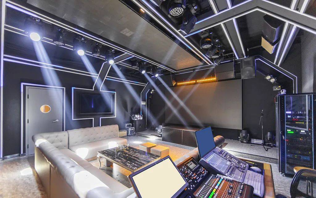 炫彩灯光加持，营造绚丽KTV控制台体验